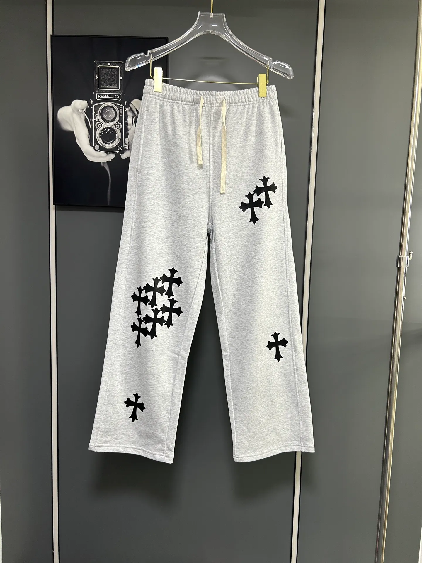 P220 Chrome Hearts 25 new colorful cross-mark loose straight trousers 2025 autumn and winter new embroidered elastic band casual trousers, customized fabrics at the counter. Made of 400g high-version terry fabric, with high breathability and comfort, impeccable details, no pilling and no deformation, brand element design concept, reflecting high quality. It feels delicate and soft! It presents casual tailoring, the same style for men and women, and the upper body shape is awesome! Size: S M L XL Color: Gray